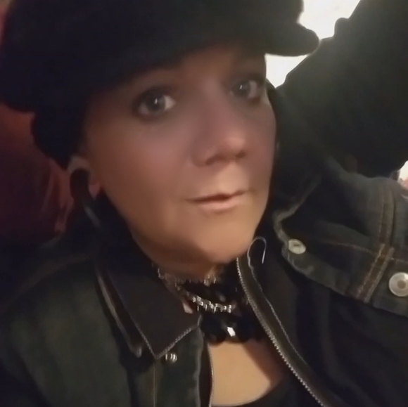 Meet your Posher, Amanda - Picture 8 of 16